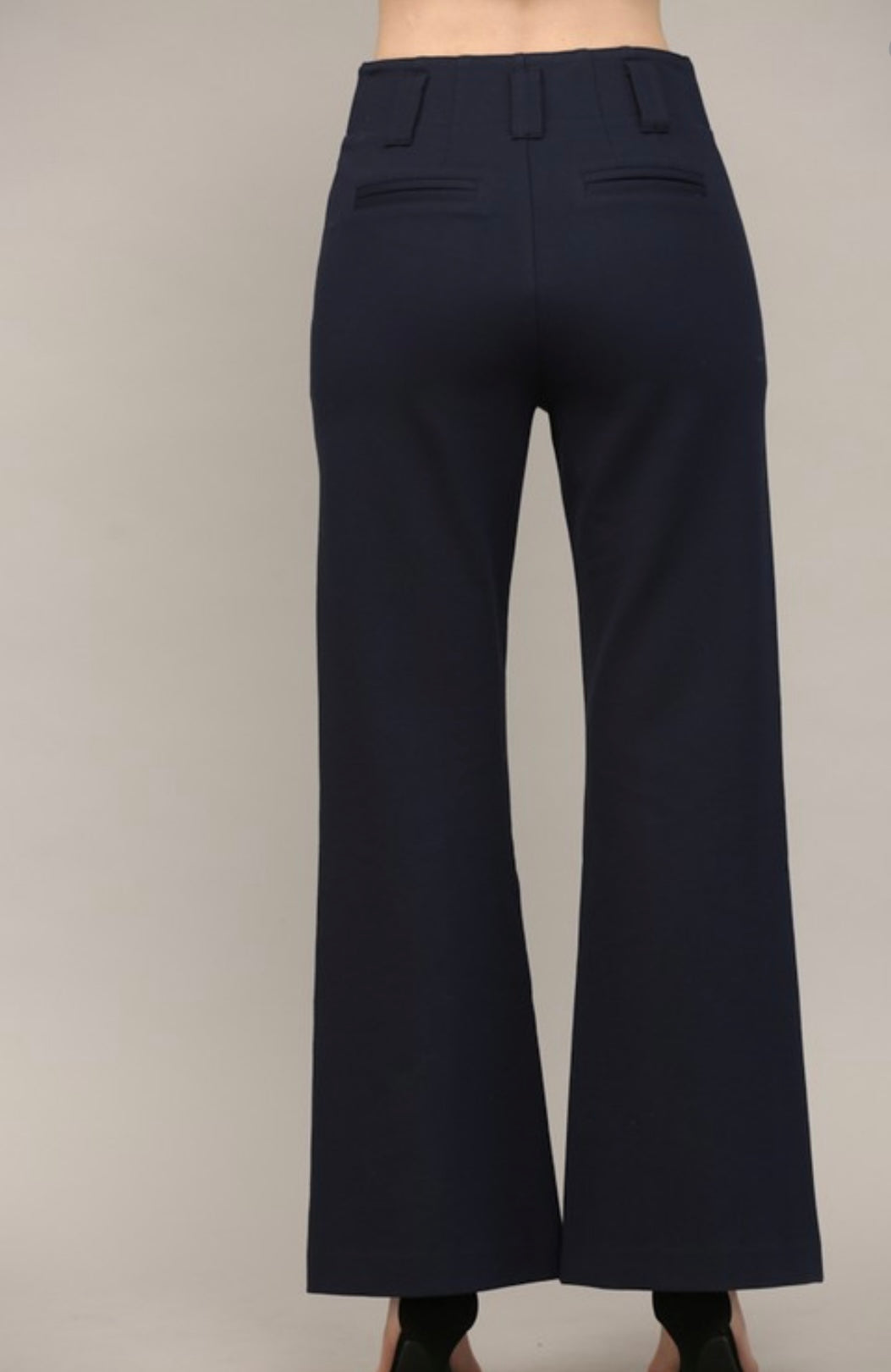 Contour figure form black pant