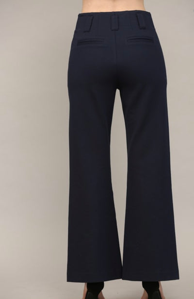 Contour figure form black pant